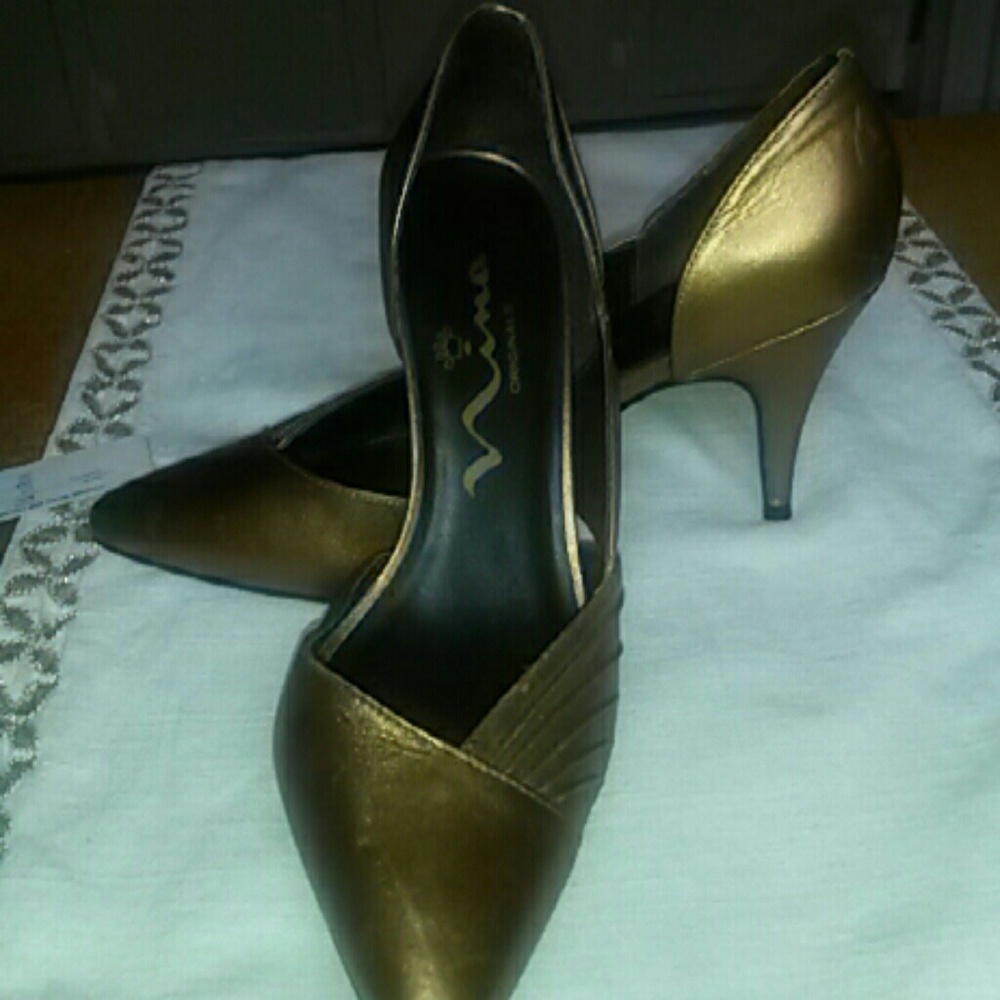 Dorsay style pumps
